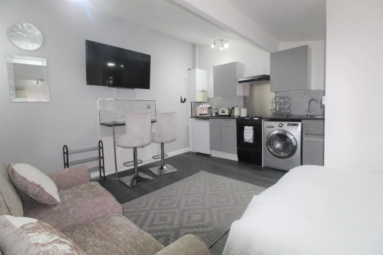 Studio 2 Min Walk To Upton Park Station London Apartment