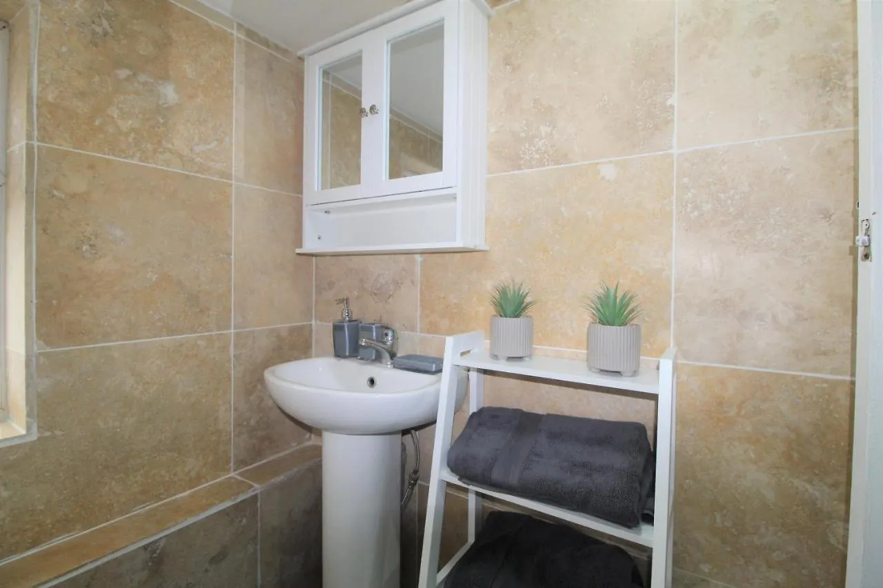Studio 2 Min Walk To Upton Park Station London Apartment